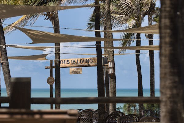 Les voiles d'ombrage triangulaires : 22 nuances pour votre extérieur